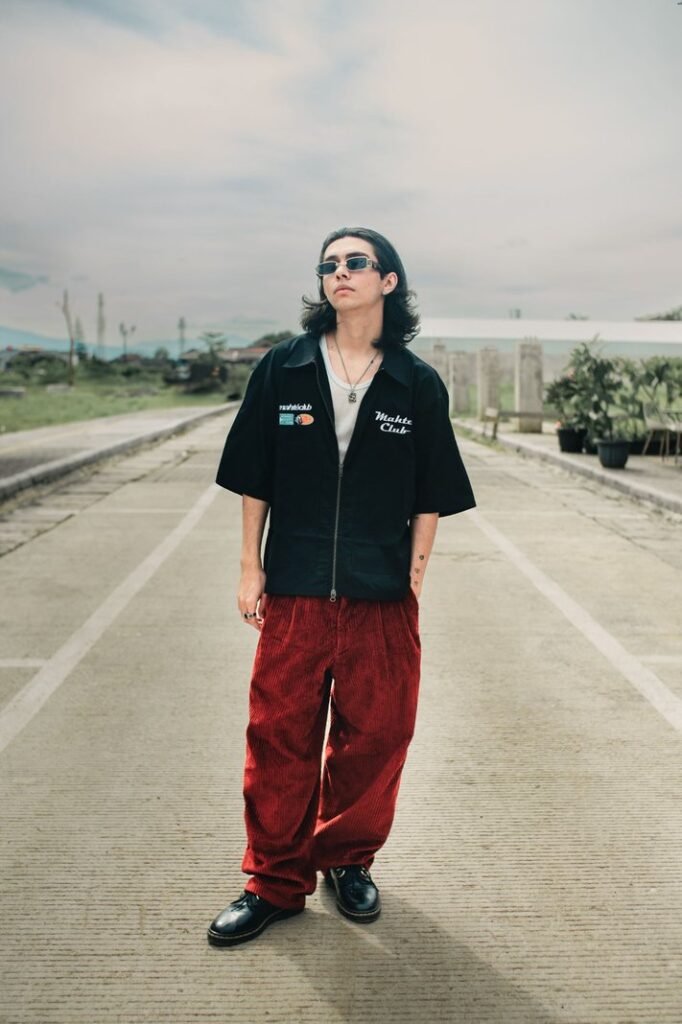 Oversized Silhouettes vs Tailored Fits: The New Era of Streetwear Fashion
